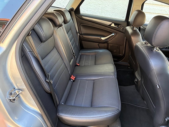 Ford Mondeo 27 of 30