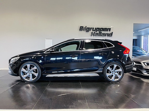 Volvo V40 Cross Country 2 of 5