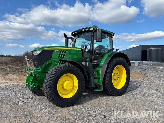 Traktor John Deere 6215R