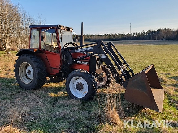 Traktor Valmet 405 med redskap