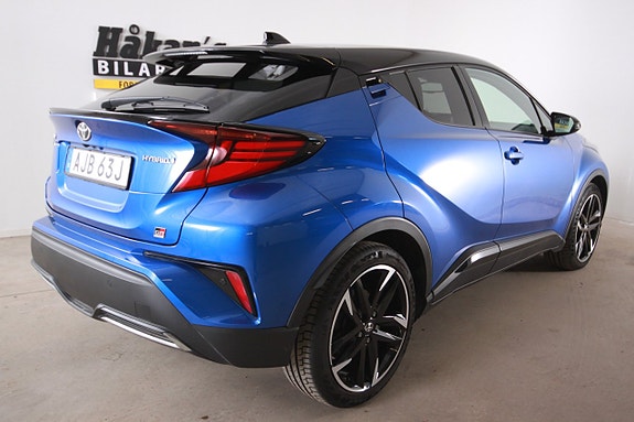 Toyota C-HR 2 of 5