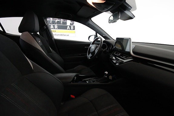 Toyota C-HR 3 of 5