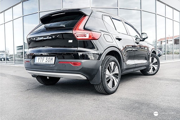 Volvo XC40 2 of 5