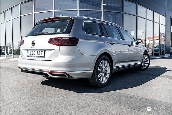 Volkswagen Passat 2 of 5