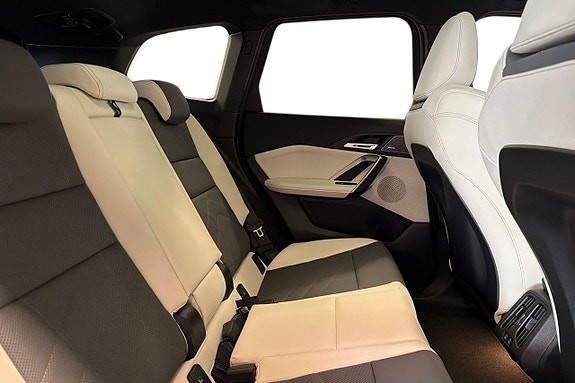 BMW iX1 7 of 18