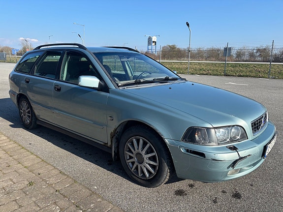 Volvo V40 2 of 5