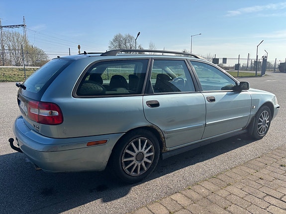 Volvo V40 3 of 5