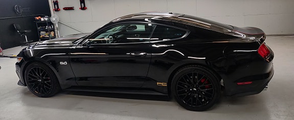 Ford Mustang 5 of 10