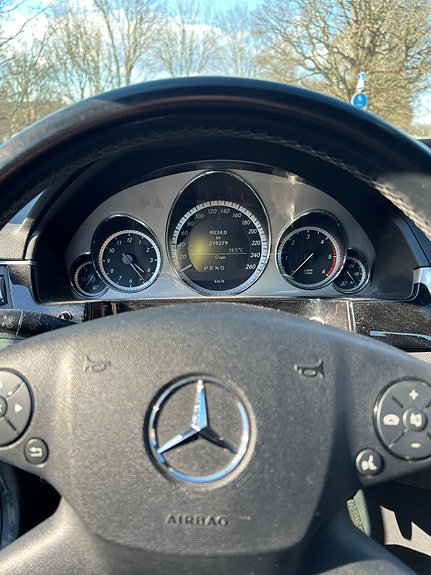 Mercedes-Benz E220 4 of 10