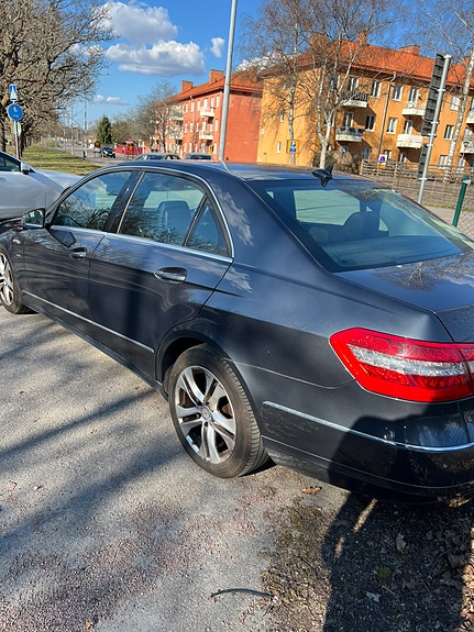 Mercedes-Benz E220 2 of 10