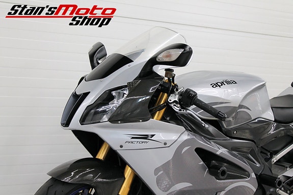 Aprilia RSV 1000 R Factory Akrapovic 12 of 18