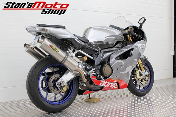 Aprilia RSV 1000 R Factory Akrapovic 3 of 18
