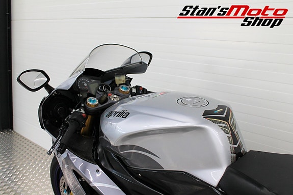 Aprilia RSV 1000 R Factory Akrapovic 15 of 18