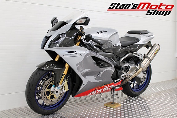 Aprilia RSV 1000 R Factory Akrapovic 10 of 18