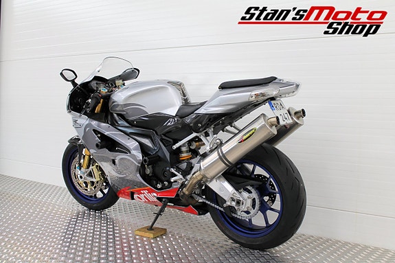 Aprilia RSV 1000 R Factory Akrapovic 9 of 18