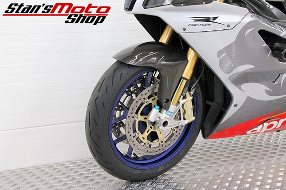 Aprilia RSV 1000 R Factory Akrapovic 11 of 18