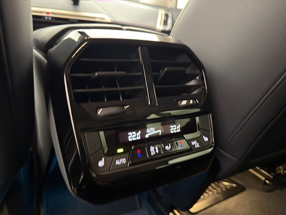 BMW iX 28 of 30