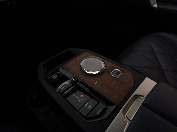 BMW iX 27 of 30