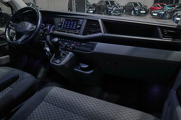 Volkswagen Caravelle 10 of 21