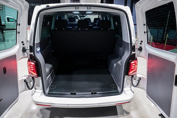 Volkswagen Caravelle 21 of 21