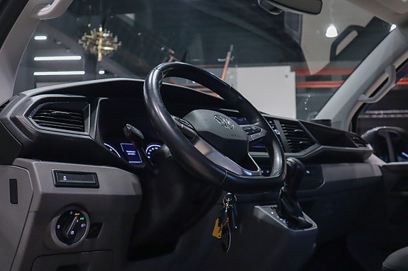 Volkswagen Caravelle 9 of 18