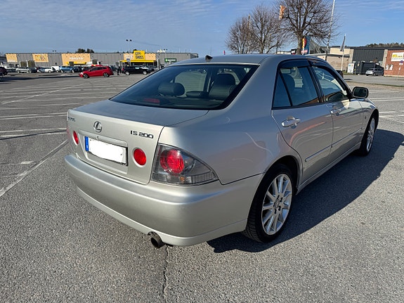 Lexus Is200 2004 photo 2