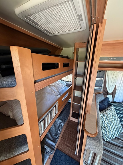 Hobby 560 KMFE DE LUXE, Barnkammarvagn 3-våningssäng 7 of 12