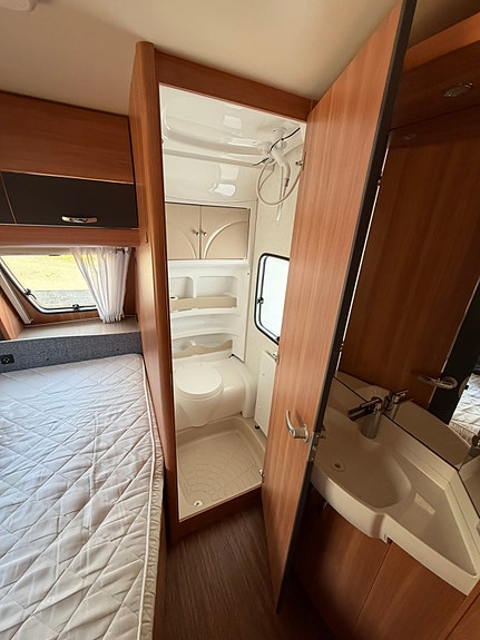 Hobby 560 KMFE DE LUXE, Barnkammarvagn 3-våningssäng 8 of 12