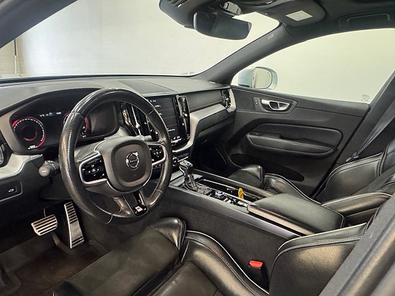 Volvo XC60 10 of 16