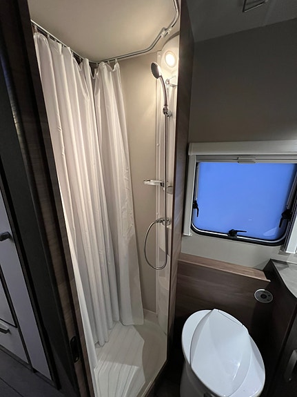 Knaus Topputrustad drömvagn 500 KD Silver Selection – AC, solceller, Wi-Fi & redo för semester! 10 of 13