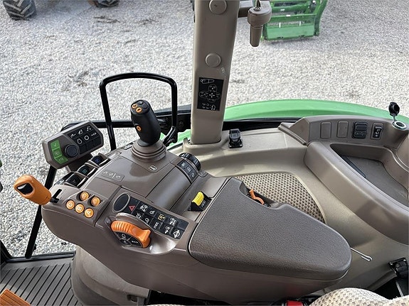 John Deere 5125R med frontlyft 7 of 8