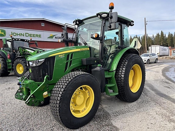 John Deere 5125R med frontlyft 3 of 8