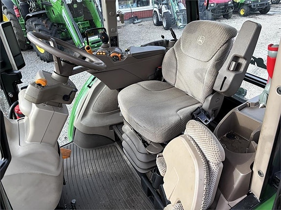 John Deere 5125R med frontlyft 6 of 8