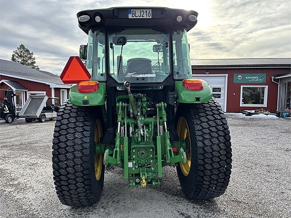 John Deere 5125R med frontlyft 5 of 8