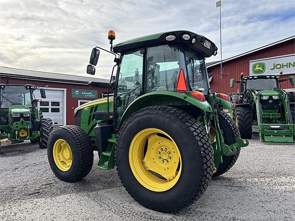 John Deere 5125R med frontlyft 4 of 8