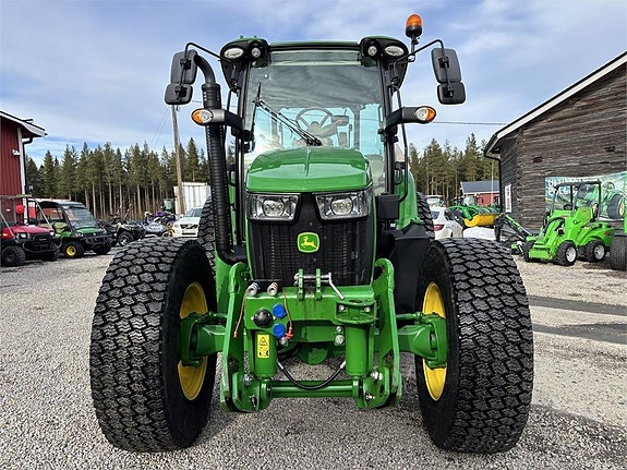 John Deere 5125R med frontlyft 2 of 8