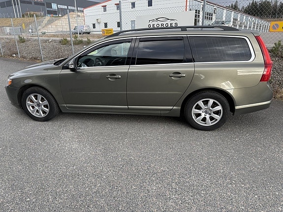 Volvo V70 2 of 12