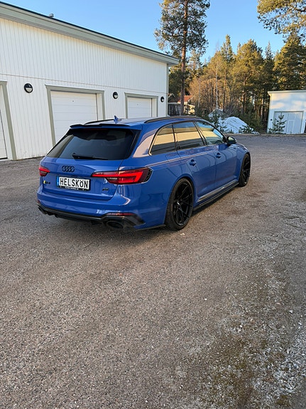 Audi RS4 2 of 5