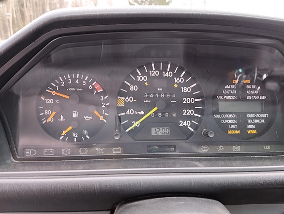 Mercedes-Benz 300 CE 4 of 5