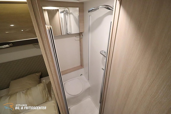 Rapido 650 F / Öppen planlösning / Queenbed 9 of 19