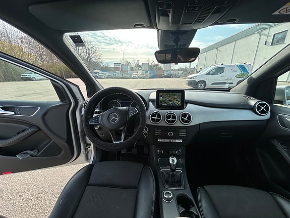 Mercedes-Benz B200 d 3 of 7
