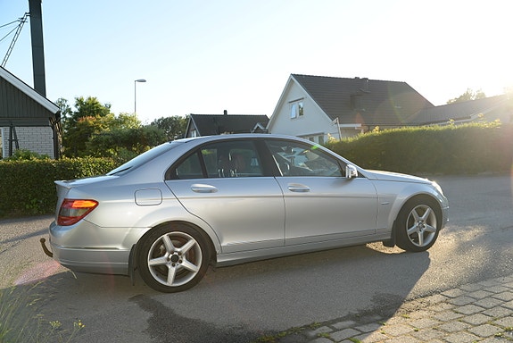Mercedes-Benz C200 3 of 5