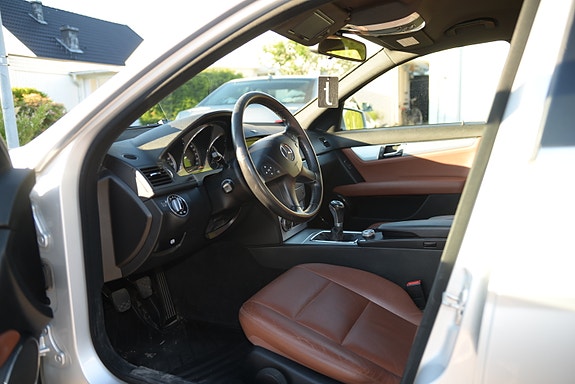 Mercedes-Benz C200 4 of 5