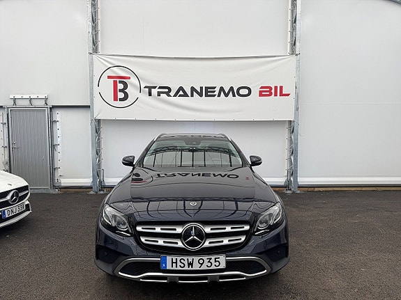 Mercedes-Benz E220 2 of 5