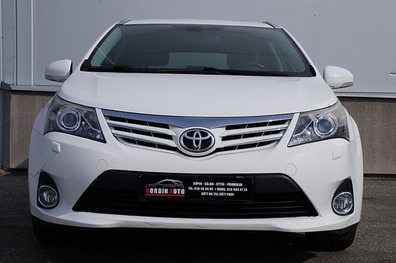 Toyota Avensis 2 of 5