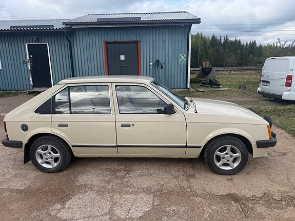 Opel Kadett 2 of 9