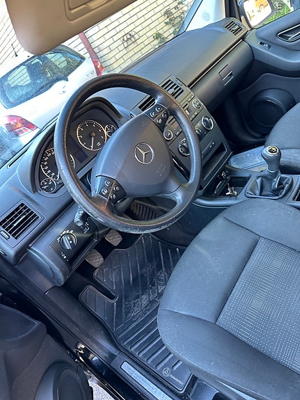 Mercedes-Benz A160 2 of 4
