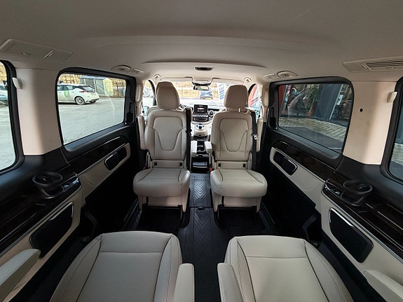 Mercedes-Benz V250 9 of 30
