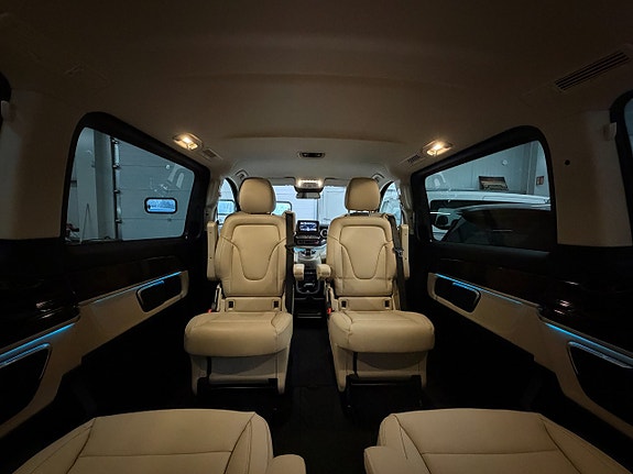 Mercedes-Benz V250 7 of 30