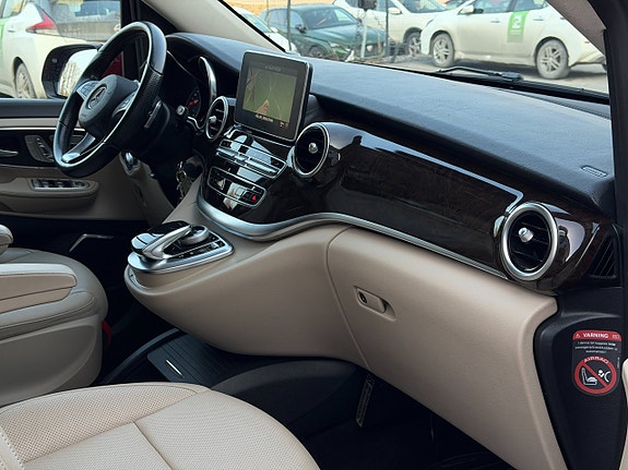 Mercedes-Benz V250 18 of 30
